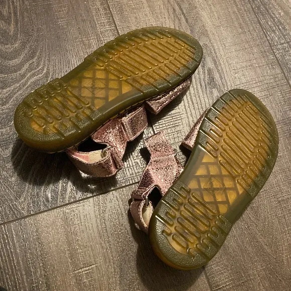 Dr. Martens Junior Romi Metallic Leather Strap Sandals Pink Crinkle Girl’s