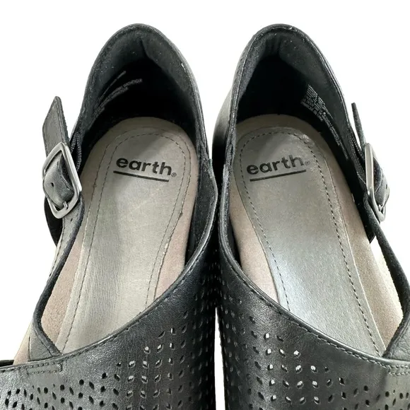 Earth Camellia Ballston Black Leather Perforated Flat Sandals Women’s Size 9.5M