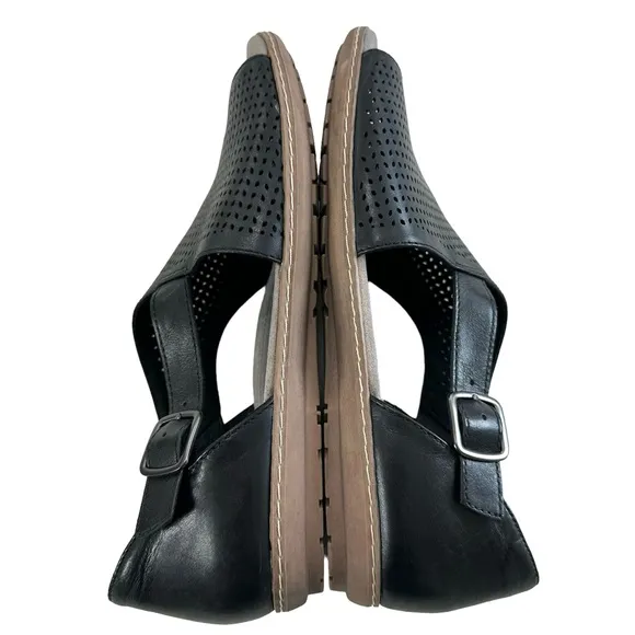 Earth Camellia Ballston Black Leather Perforated Flat Sandals Women’s Size 9.5M