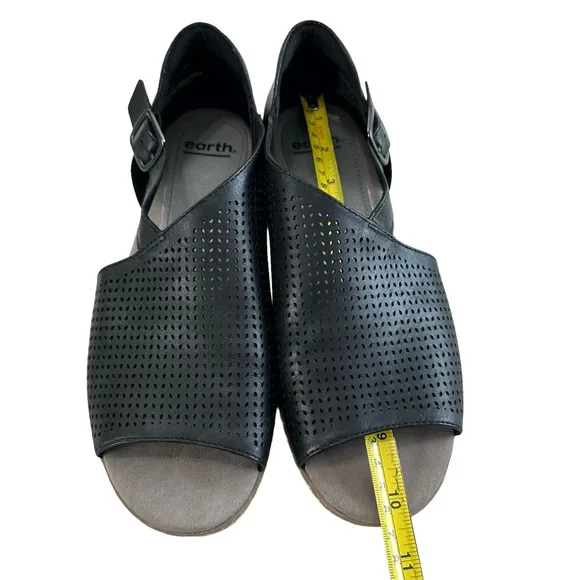 Earth Camellia Ballston Black Leather Perforated Flat Sandals Women’s Size 9.5M