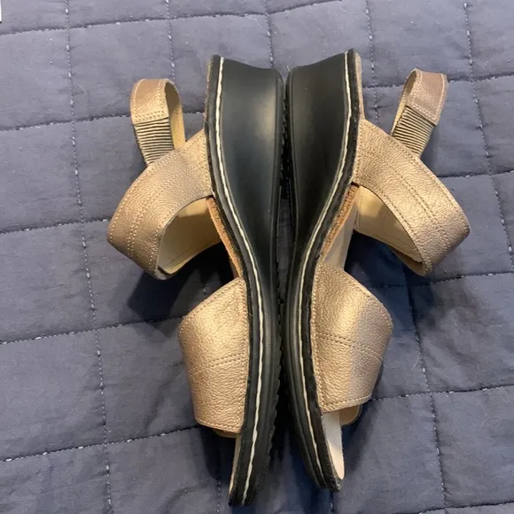 Finn Comfort Alayna  Leather Sandals metallic. New without box.