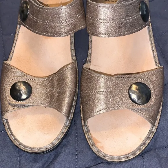 Finn Comfort Alayna  Leather Sandals metallic. New without box.