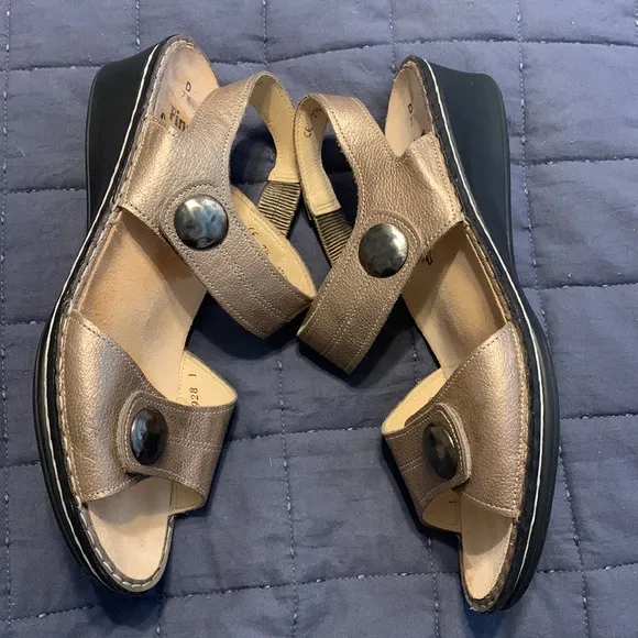 Finn Comfort Alayna  Leather Sandals metallic. New without box.