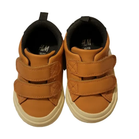 H&amp;M Peanuts Snoopy Sneakers Size 2.5 toddler