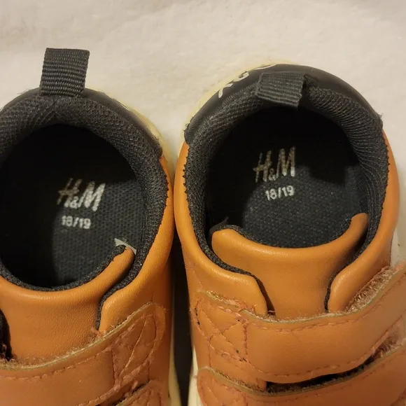 H&amp;M Peanuts Snoopy Sneakers Size 2.5 toddler
