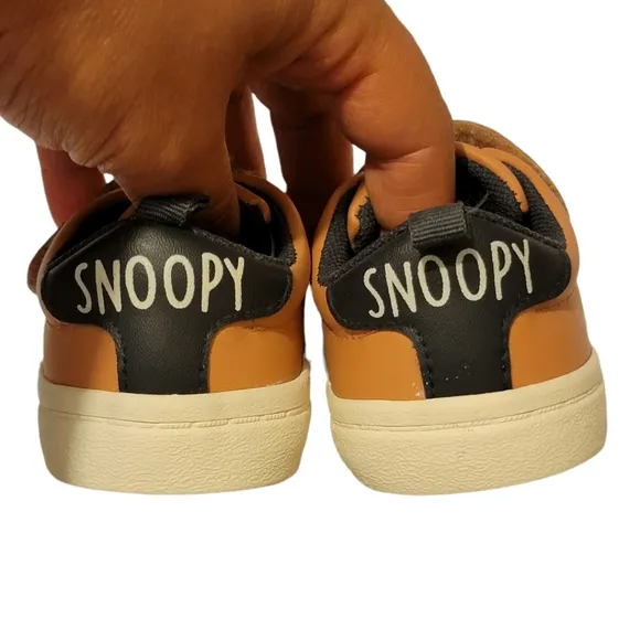 H&amp;M Peanuts Snoopy Sneakers Size 2.5 toddler