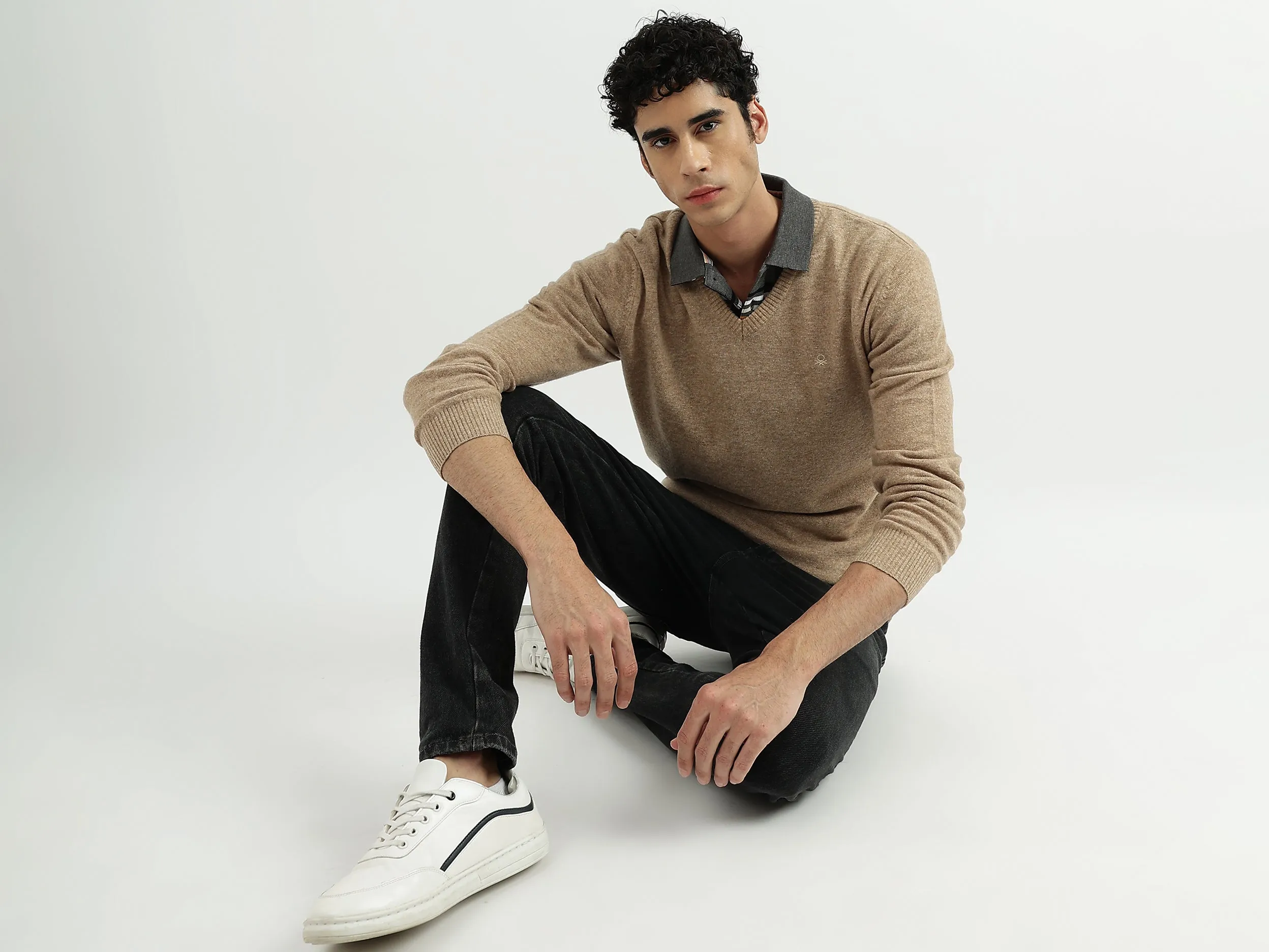 Men Solid V-Neck Sweater
