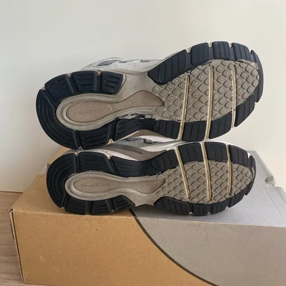 New Balance 990 Grey / White Kids Sneakers - SZ 3 Y