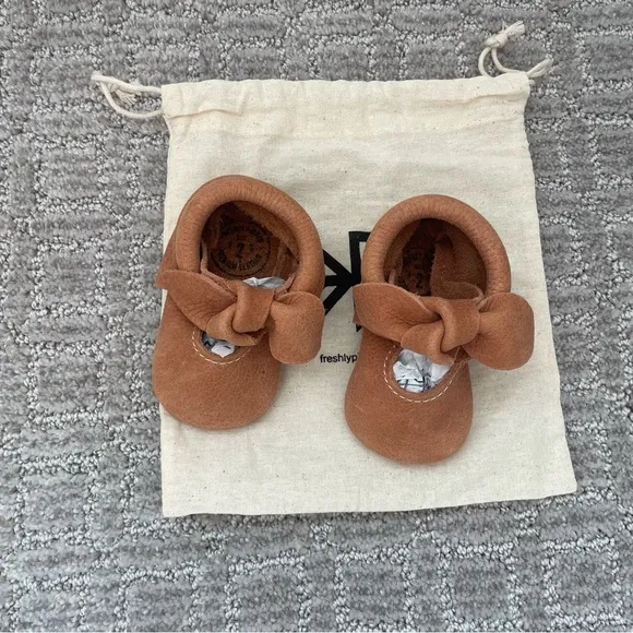 NEW freshly picked Zion knotted bow baby moccasins size 2
