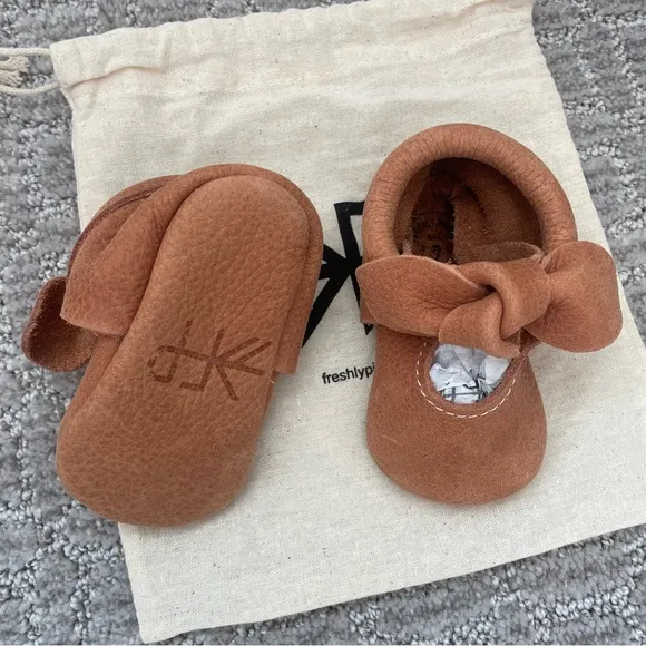 NEW freshly picked Zion knotted bow baby moccasins size 2