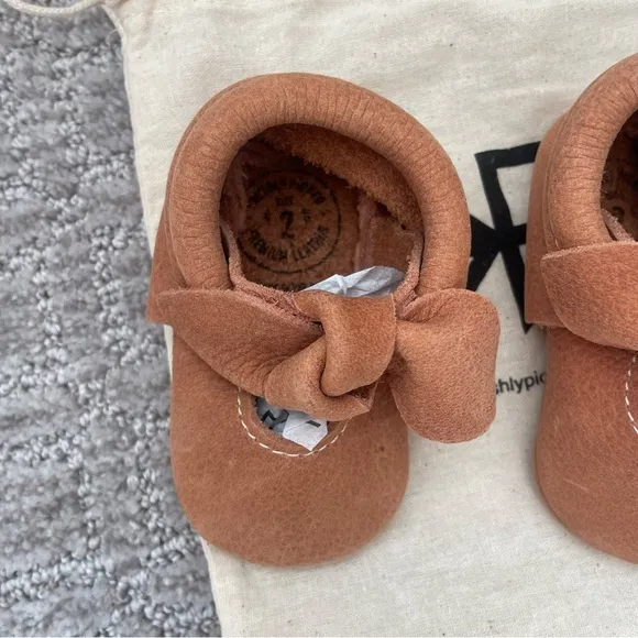 NEW freshly picked Zion knotted bow baby moccasins size 2