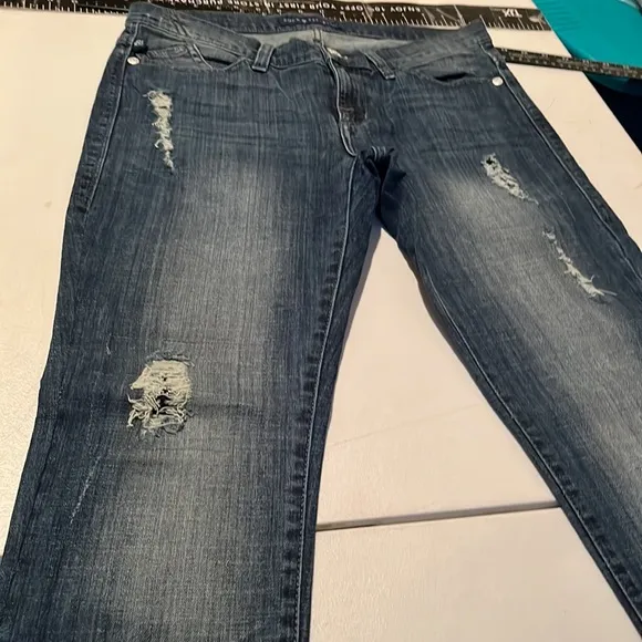 ROCK &amp; REPUBLIC size 10 blue jeans stretch distressed w/sequin detail NWOT