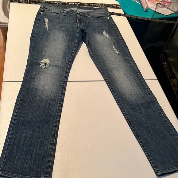 ROCK &amp; REPUBLIC size 10 blue jeans stretch distressed w/sequin detail NWOT
