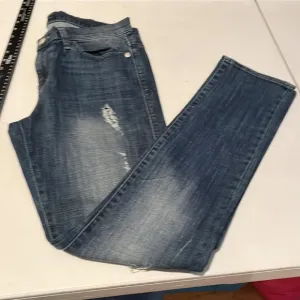ROCK &amp; REPUBLIC size 10 blue jeans stretch distressed w/sequin detail NWOT
