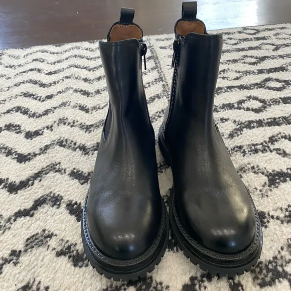 Zara Black Chelsea Boots Sleek Genuine Leather Design