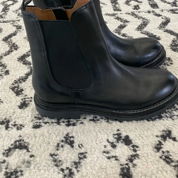 Zara Black Chelsea Boots Sleek Genuine Leather Design