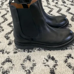 Zara Black Chelsea Boots Sleek Genuine Leather Design