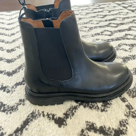 Zara Black Chelsea Boots Sleek Genuine Leather Design