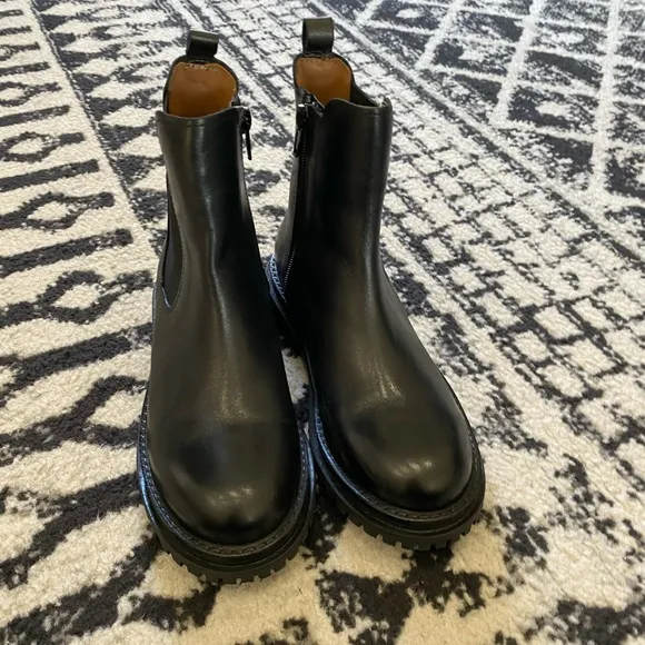 Zara Black Chelsea Boots Sleek Genuine Leather Design