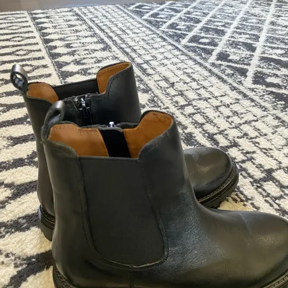 Zara Black Chelsea Boots Sleek Genuine Leather Design